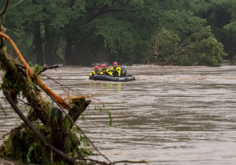 Inundaciones en Texas dejan al menos 27 muertos, decenas de heridos y menores de edad desaparecidos