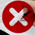 ¿Te quieren obligar a firmar tu renuncia? LFT explica que se debe hacer en estos casos