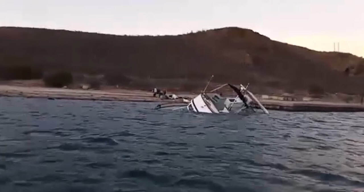 Se hunde yate en la bahía de San Carlos; rescatan a tripulantes | VIDEO