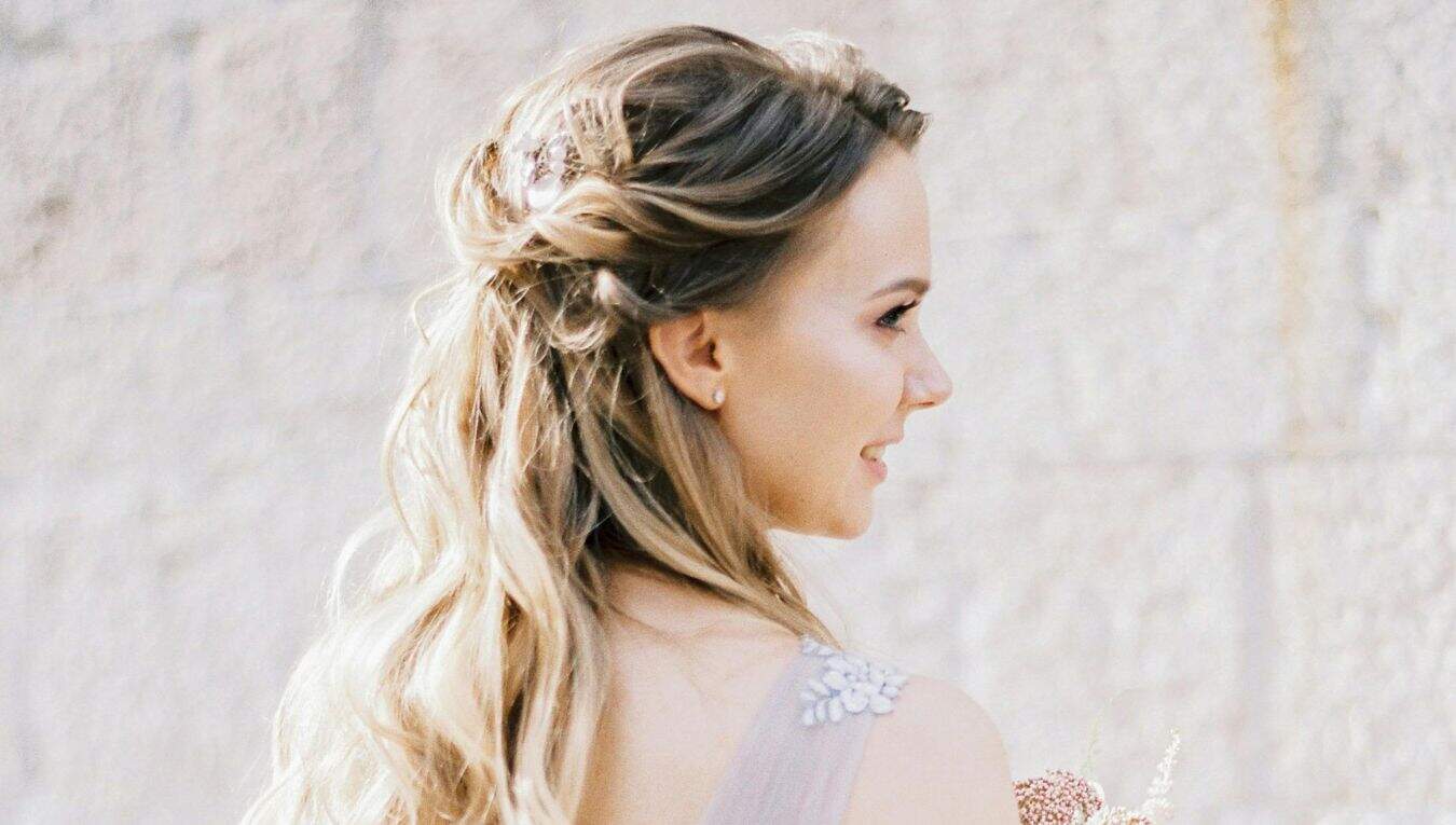 ¡Adiós al pelo suelto! 3 peinados recogidos que enmarcan el rostro y realzan las facciones