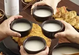 Makgeolli bebida tradicional coreana, ¿por qué todos hablan de su sabor?