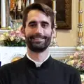 Sacerdote falta a oficiar misa y lo encuentran sin vida en su casa: se suicidó
