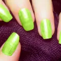 Verano 2025: los diseños de uñas neón que están arrasando esta temporada