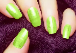 Verano 2025: los diseños de uñas neón que están arrasando esta temporada