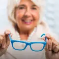 Éste es el tipo de lentes que debes usar para verte más joven si tienes más de 50 años