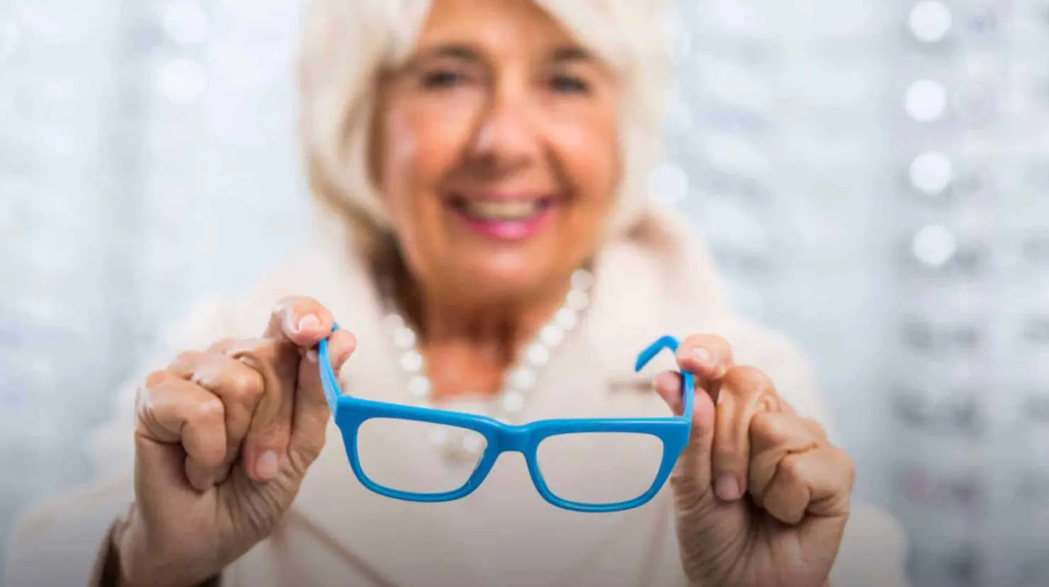 Este es el tipo de lentes que debes usar para verte más joven si tienes más de 50 años