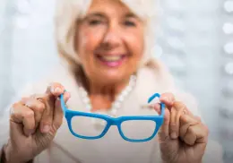 Este es el tipo de lentes que debes usar para verte más joven si tienes más de 50 años