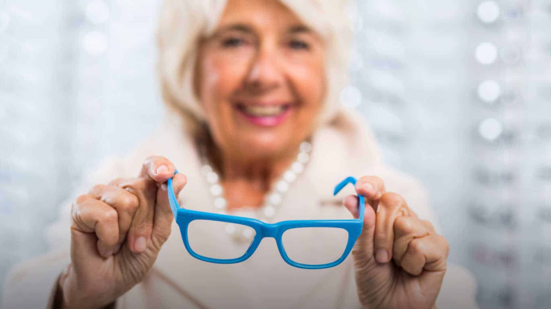 Este es el tipo de lentes que debes usar para verte más joven si tienes más de 50 años