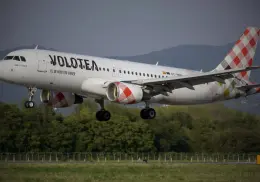 ¿Qué se sabe sobre el fallecimiento de un hombre en Italia tras ser succionado por un avión?
