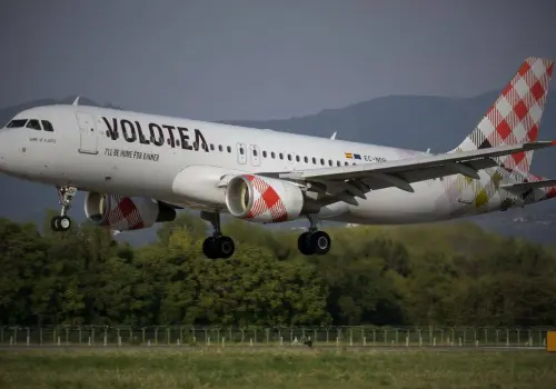 ¿Qué se sabe sobre el fallecimiento de un hombre en Italia tras ser succionado por un avión?