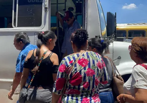 Sufren calor por tardanza de camiones urbanos en Cajeme