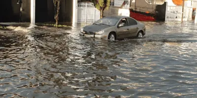 ¿Cuándo no es seguro cruzar una calle inundada? Esto debes saber