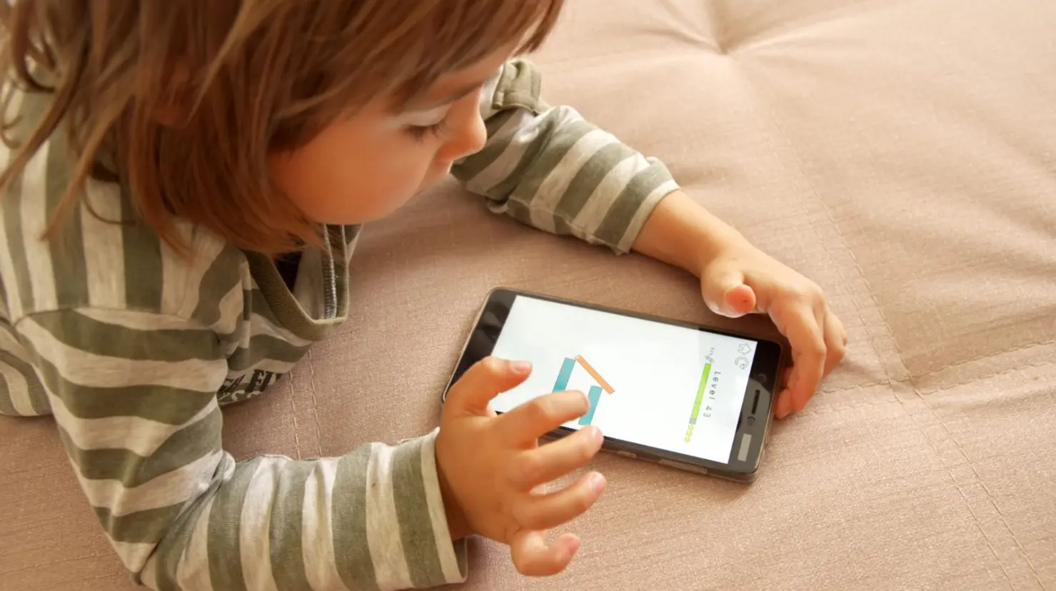 5 razones por las que NO deberías dejar que tus hijos pequeños usen el celular