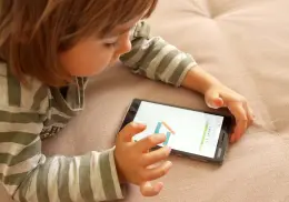 5 razones por las que NO deberías dejar que tus hijos pequeños usen el celular
