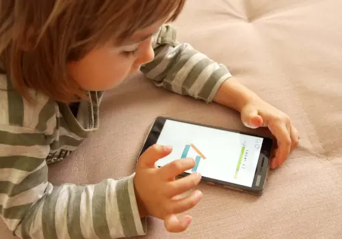 5 razones por las que NO deberías dejar que tus hijos pequeños usen el celular
