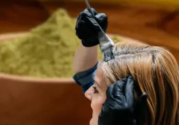 Sin químicos: termina con las canas de forma natural con este tinte casero