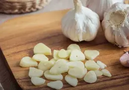 Ajo crudo para los gases, ¿Mito o solución para tu estómago?