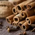 ¿Cuáles son las propiedades curativas de la canela y cómo se puede utilizar?