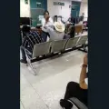 Mujer agarra a golpes a hombre en el IMSS de Ciudad Obregón
