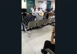 Mujer agarra a golpes a hombre en el IMSS de Ciudad Obregón