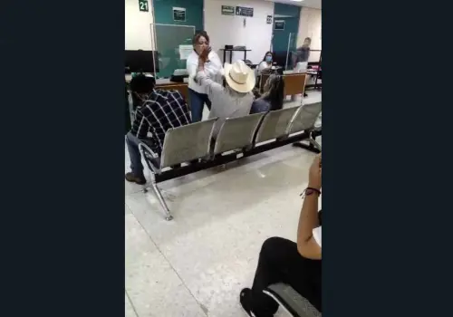 Mujer agarra a golpes a hombre en el IMSS de Ciudad Obregón
