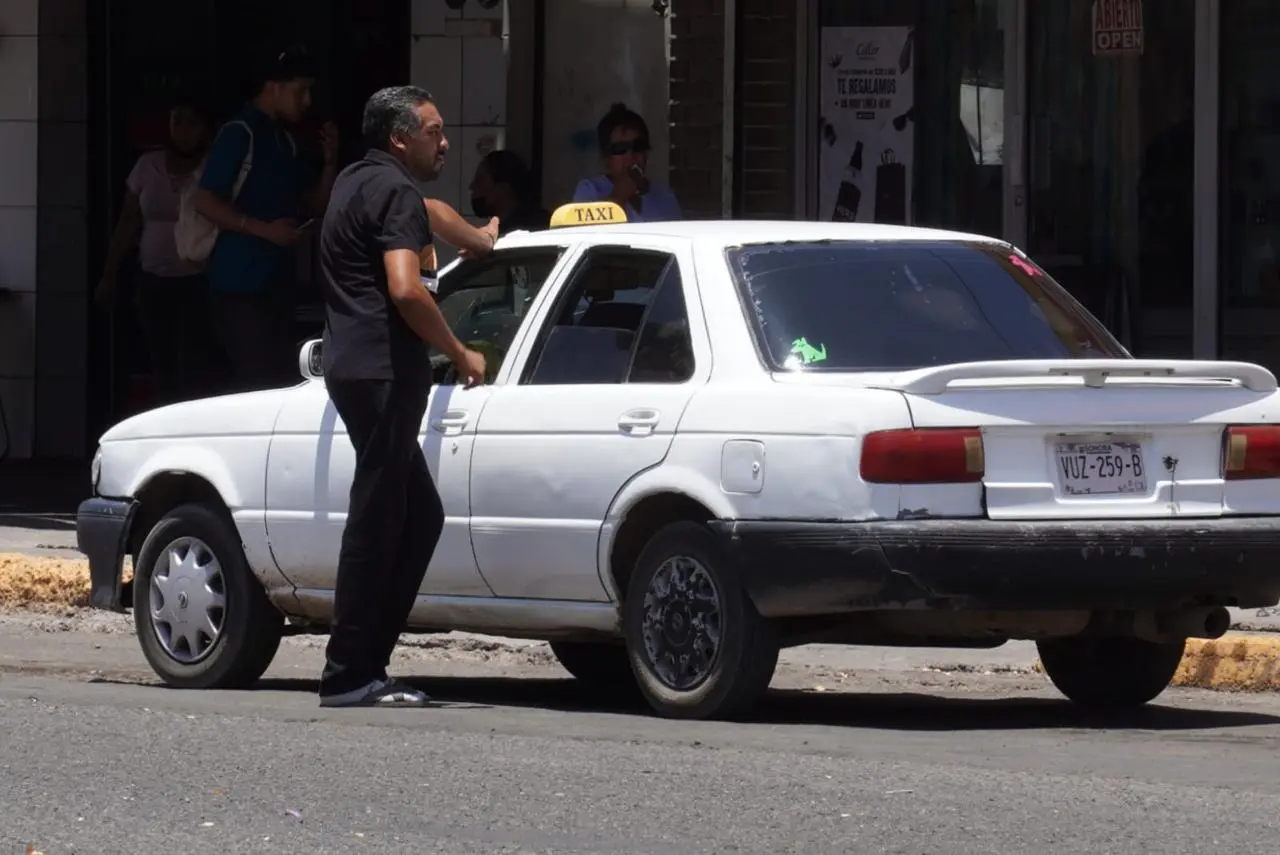 Taxis "pirata" evitan problemas tras no aglomerarse en el Centro
