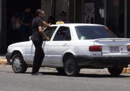 Taxis “pirata” evitan problemas tras no aglomerarse en el Centro