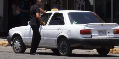 Taxis "pirata" evitan problemas tras no aglomerarse en el Centro