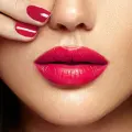 ¿Te quedaste sin labial? Así puedes darles color a los labios con un solo cosmético