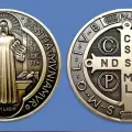 Medalla de San Benito: ¿Qué significan sus elementos y por qué se utiliza como símbolo de protección espiritual?