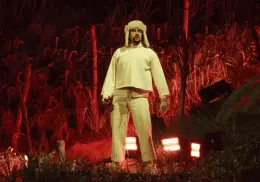 Bad Bunny inicia residencia en Puerto Rico con Le Bron James en el escenario: este es el playlist