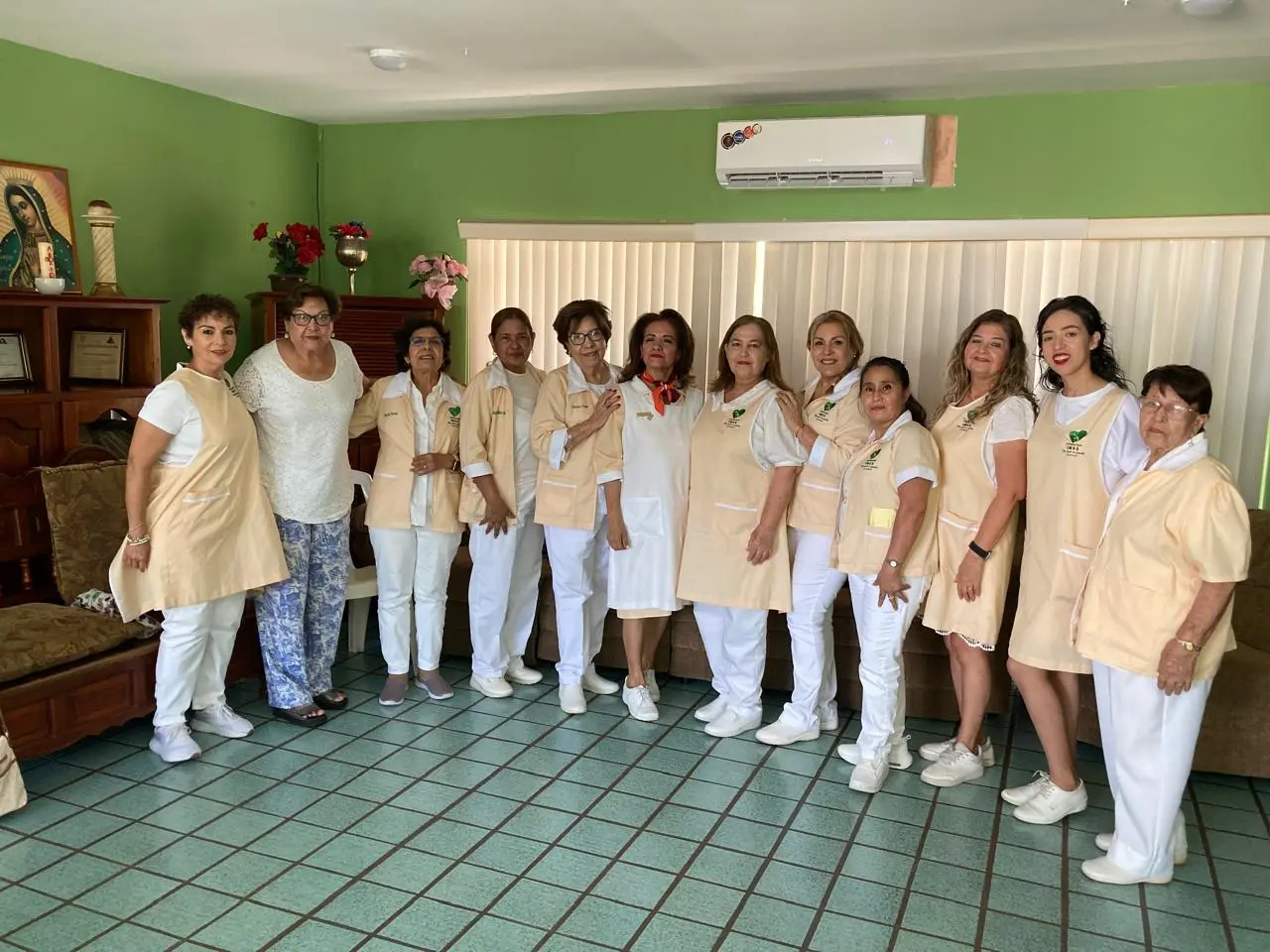 Albergue Santa María de Guadalupe lucha por pagar luz con venta de ropa y artículos