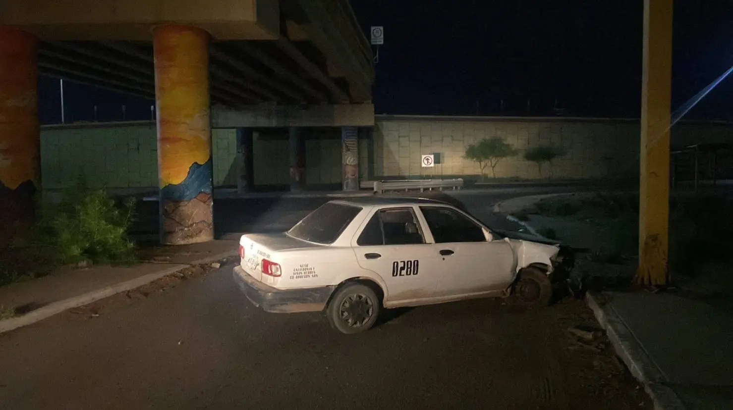 Abandonan taxi chocado al sur de Ciudad Obregón