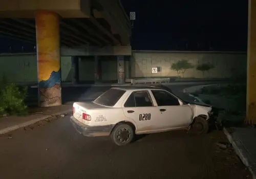 Abandonan taxi chocado al sur de Ciudad Obregón