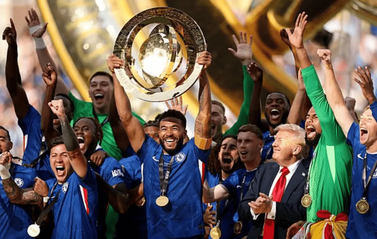 El presidente estadounidense, se aferró y salió en la foto donde el Chelsea levantó el trofeo del Mundial de Clubes.