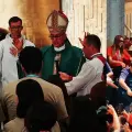 Obispo católico saca “los prohibidos” bailando en encuentro con jóvenes
