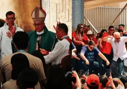 Obispo católico saca "los prohibidos" bailando en encuentro con jóvenes