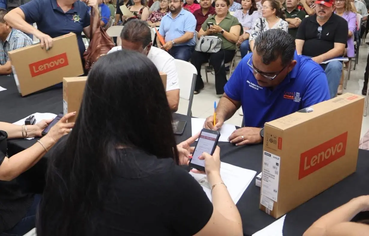 Entrega de computadoras en Sonora avance para maestros
