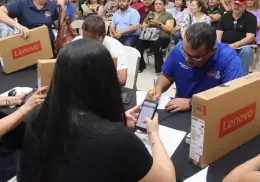 Entrega de computadoras en Sonora avance para maestros