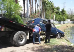 Cae carro al Canal Bajo, frente a la Laguna del Náinari