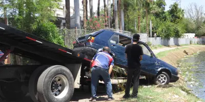 Cae carro al Canal Bajo, frente a la Laguna del Náinari