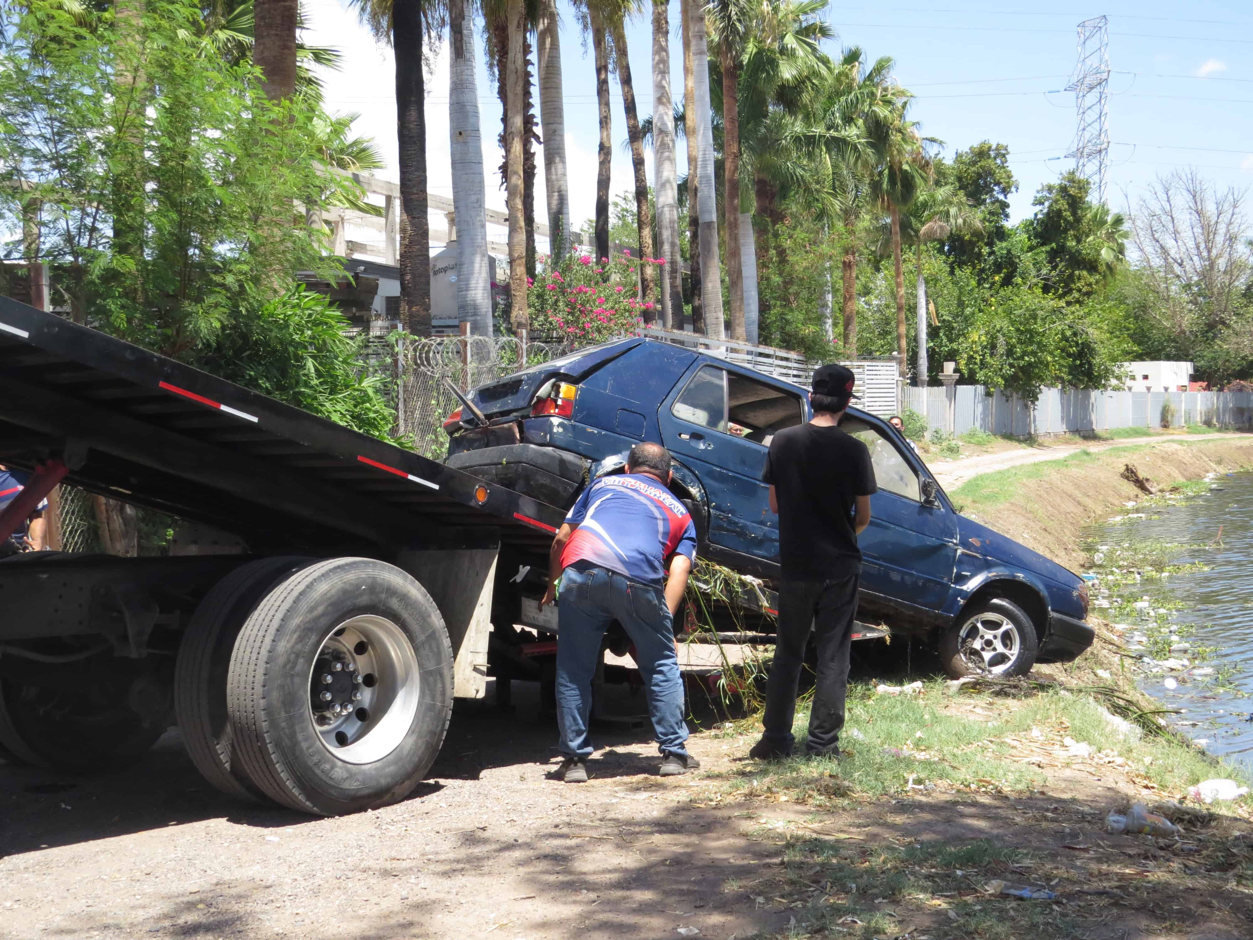 Cae carro al Canal Bajo, frente a la Laguna del Náinari
