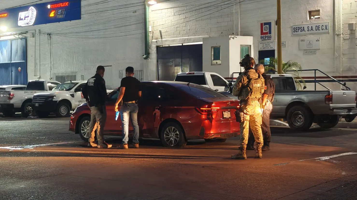 En Ciudad Obregón, recuperan vehículo robado tras persecución; hay un menor detenido