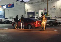 En Ciudad Obregón, recuperan vehículo robado tras persecución; hay un menor detenido