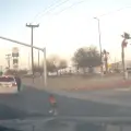 VIDEO | Niño cae de carro en movimiento en Mexicali