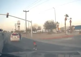 VIDEO | Niño cae de carro en movimiento en Mexicali