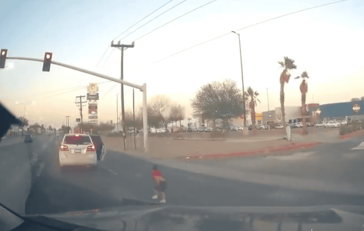 VIDEO | Niño cae de carro en movimiento en Mexicali