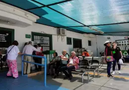 Con temperaturas de más de 40°C, derechohabientes de la UMF 67 de Cajeme esperan a la intemperie