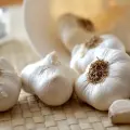 ¿Cuáles son las propiedades curativas del ajo y cuál es la mejor forma de consumirlo?