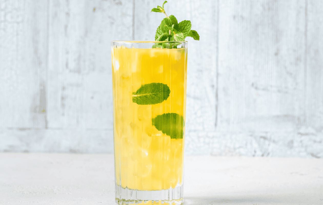 Agua de piña con hierbabuena: infusión natural para aliviar la inflamación y mejorar la digestión